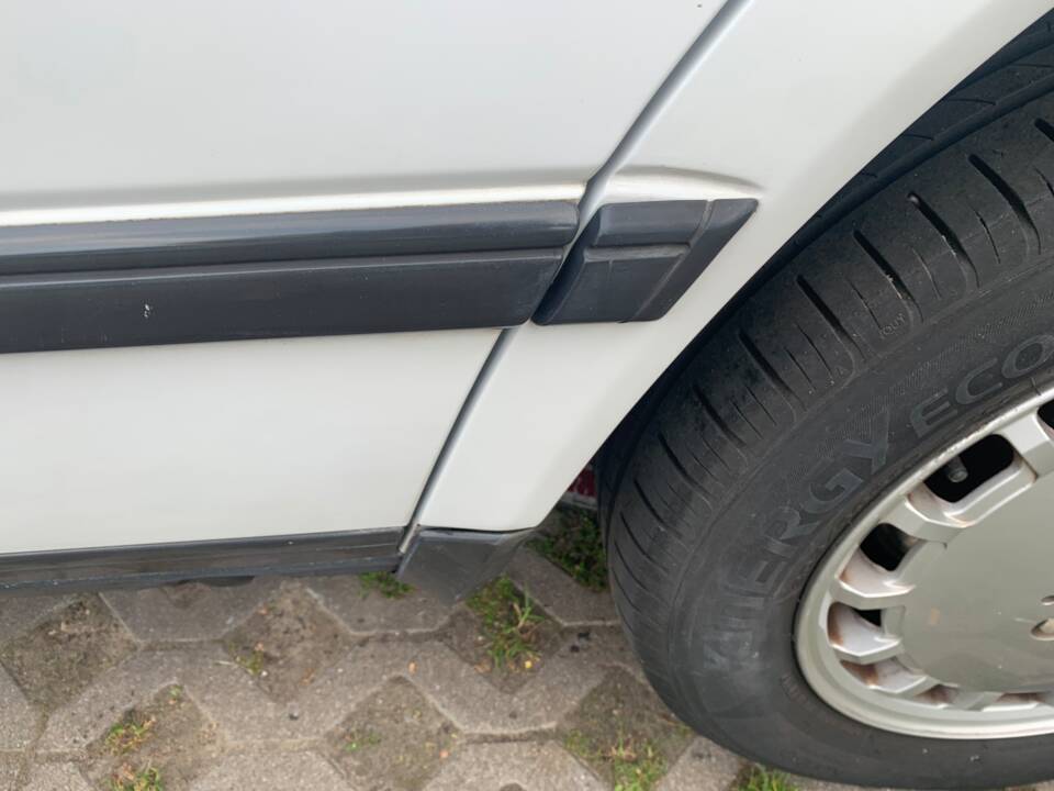Image 10/18 of Mercedes-Benz 230 E (1987)