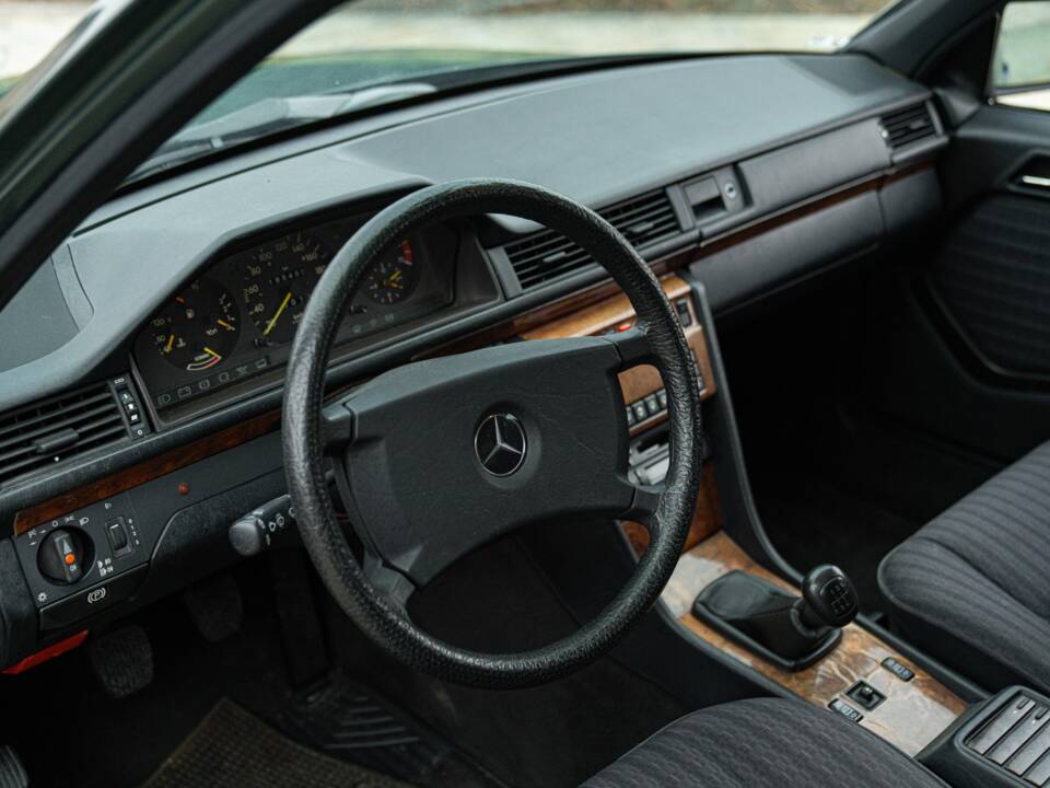 Bild 46/50 von Mercedes-Benz 200 D (1990)