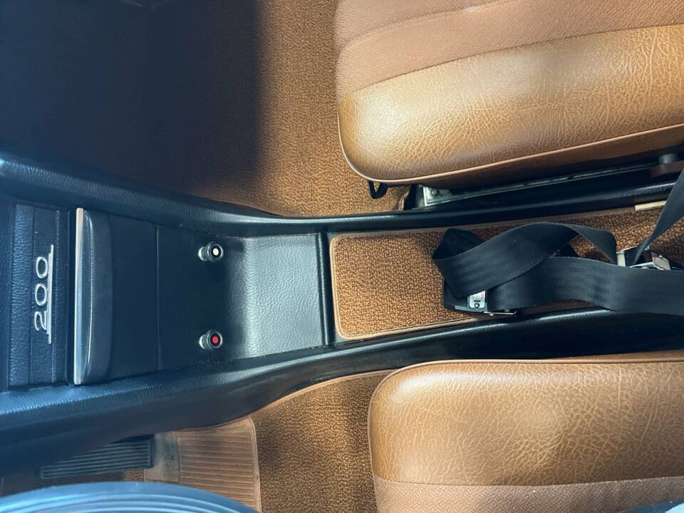 Image 21/21 of Mercedes-Benz 200 (1972)