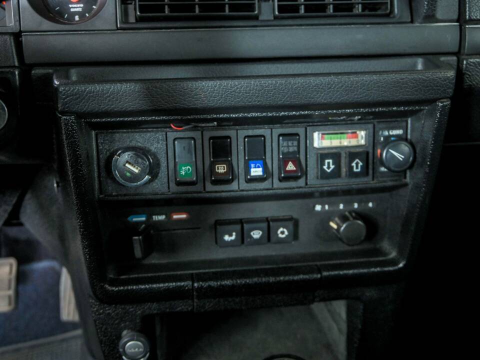 Immagine 29/50 di Volvo 240 GL (1990)