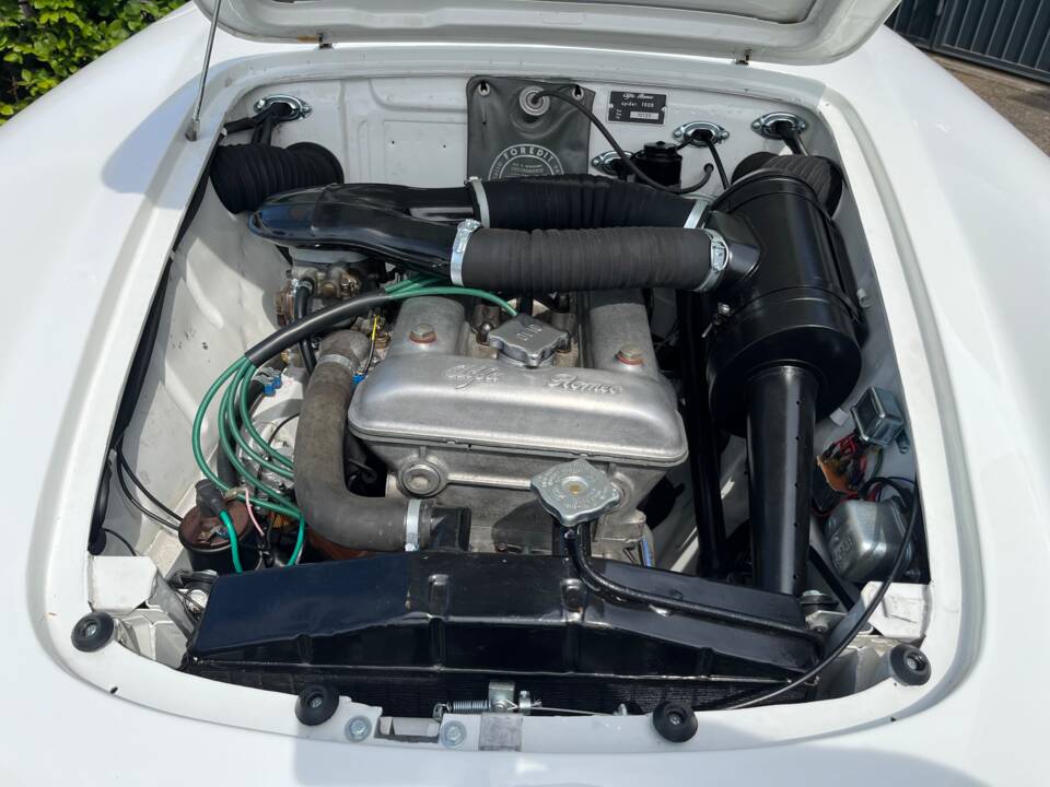 Image 16/28 of Alfa Romeo Giulia 1600 Spider (1962)