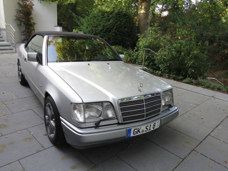 Image 4/39 of Mercedes-Benz E 200 (1996)