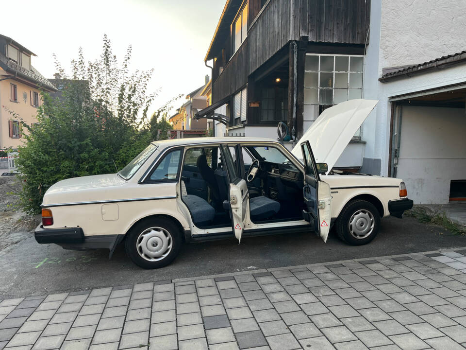Image 2/8 of Volvo 240 (1988)