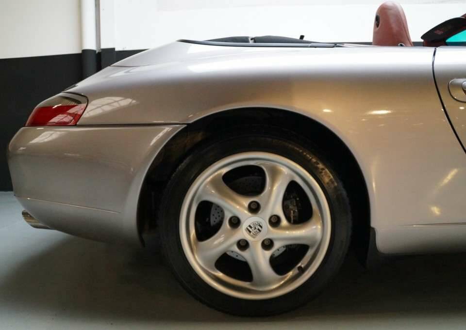 Immagine 35/50 di Porsche 911 Carrera 4 (2001)