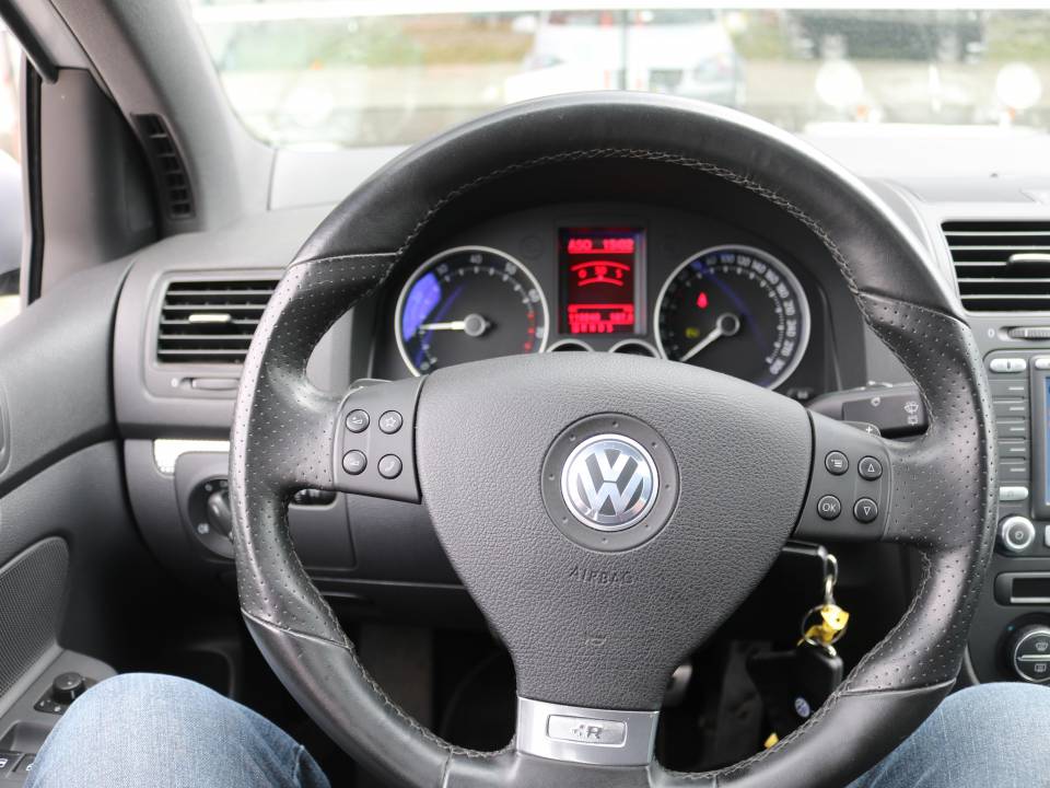 Afbeelding 29/45 van Volkswagen Golf V 3.2 R32 (2007)
