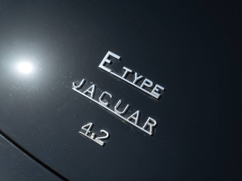 Image 17/50 de Jaguar E-Type (1968)