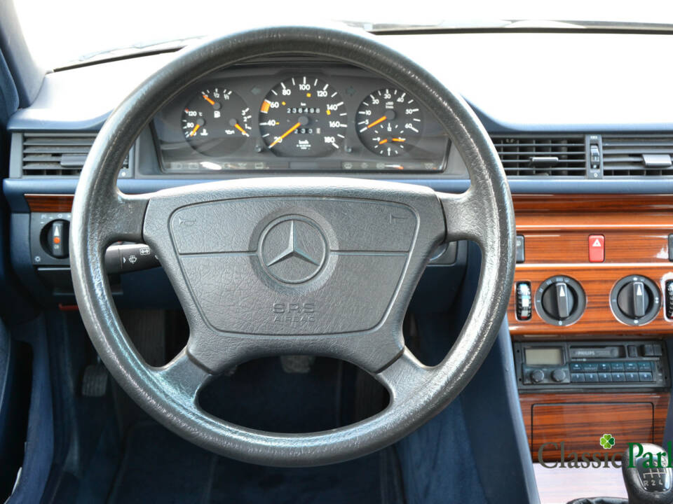 Image 28/39 of Mercedes-Benz 200 D (1993)