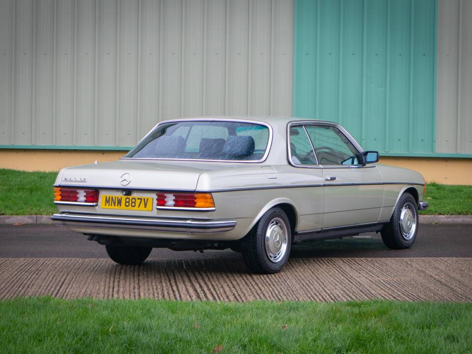 Image 6/30 de Mercedes-Benz 280 CE (1980)