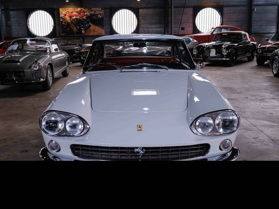 Image 2/36 of Ferrari 330 GT 2+2 (1964)