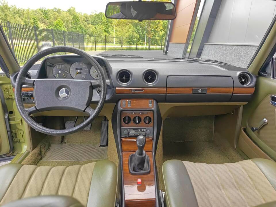 Immagine 28/50 di Mercedes-Benz 230 CE (1982)