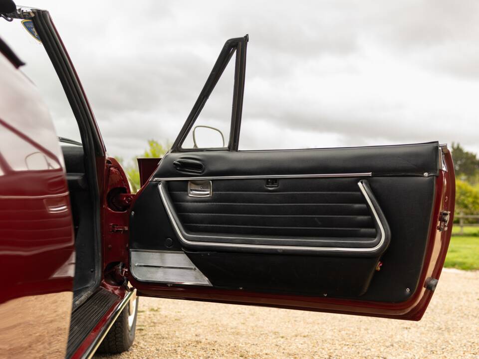 Image 31/45 of Peugeot 504 Convertible (1974)