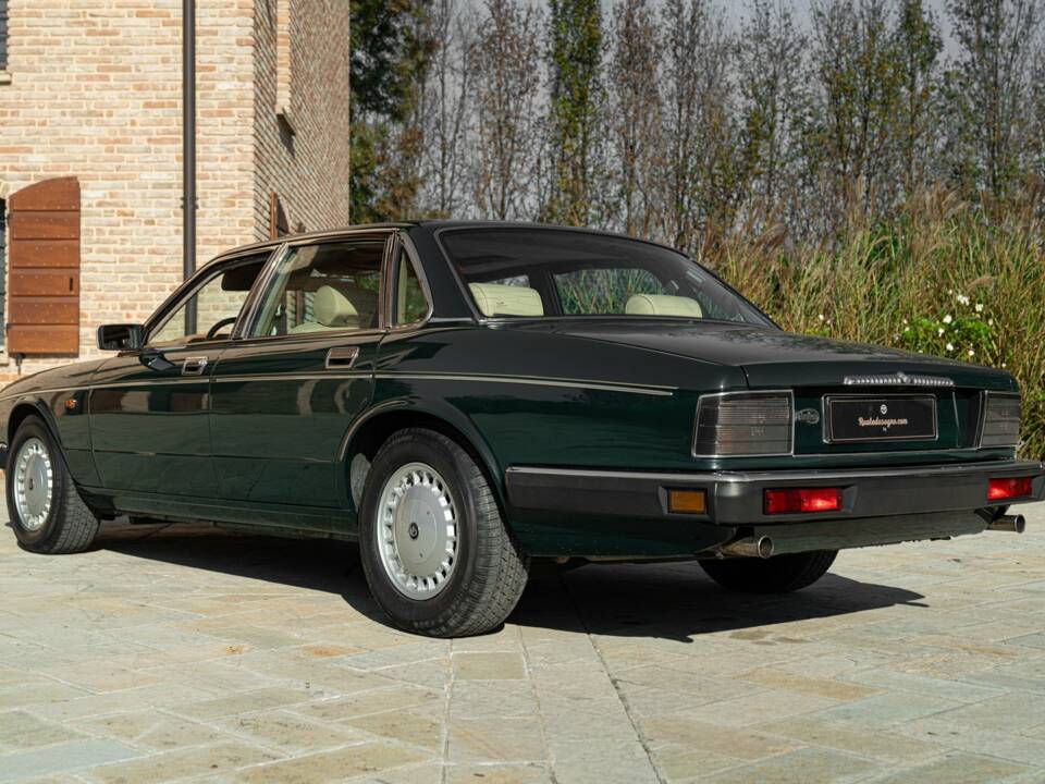 Image 13/50 of Daimler XJ 6 4.0 (1991)