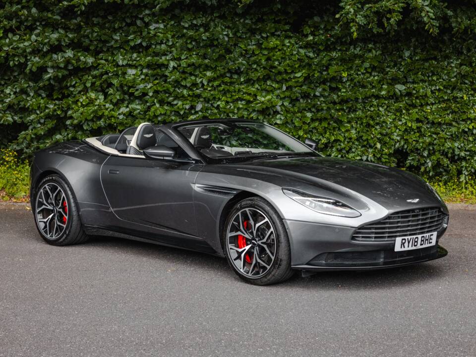 Image 19/39 of Aston Martin DB 11 Volante (2018)