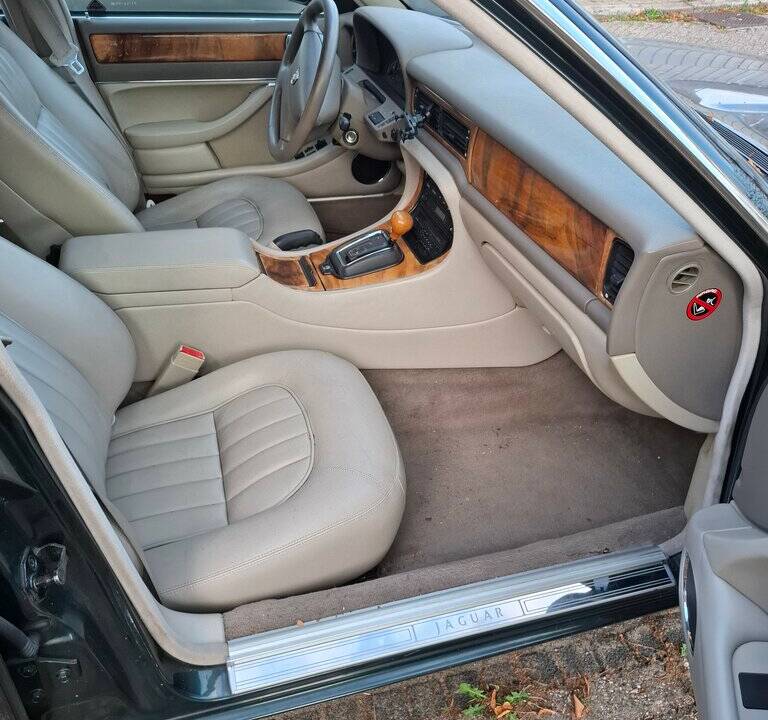 Image 5/8 of Jaguar XJ6 3.2 Executive (1996)