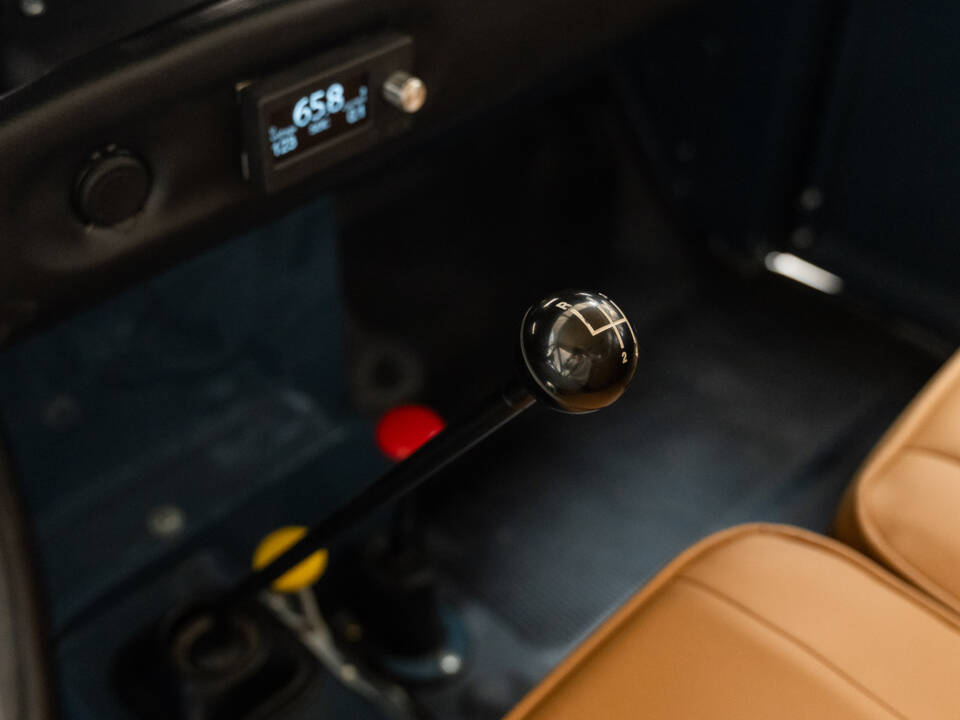 Image 15/31 of Land Rover 109 (1980)