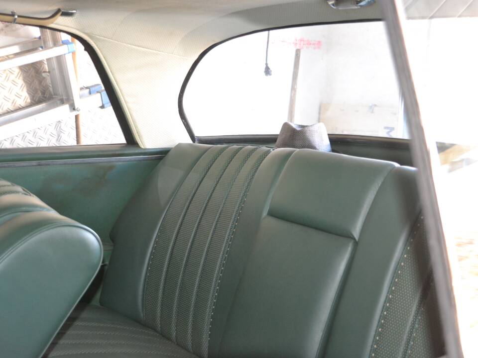Image 13/18 of Mercedes-Benz 250 SE (1967)