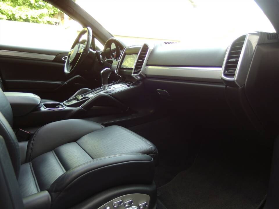 Bild 48/98 von Porsche Cayenne Turbo (2010)