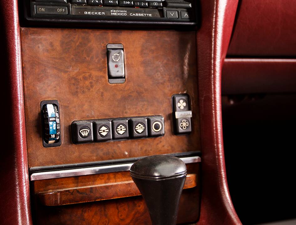 Image 33/48 of Mercedes-Benz 560 SL (1988)