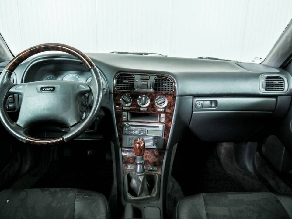 Image 8/29 of Volvo V40 2.0 16V (1999)