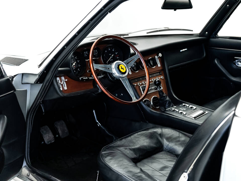 Image 35/67 of Ferrari 365 GT 2+2 (1969)