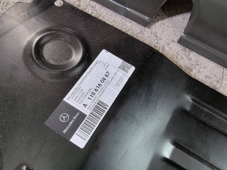 Image 16/31 of Mercedes-Benz 230 S Universal (1966)