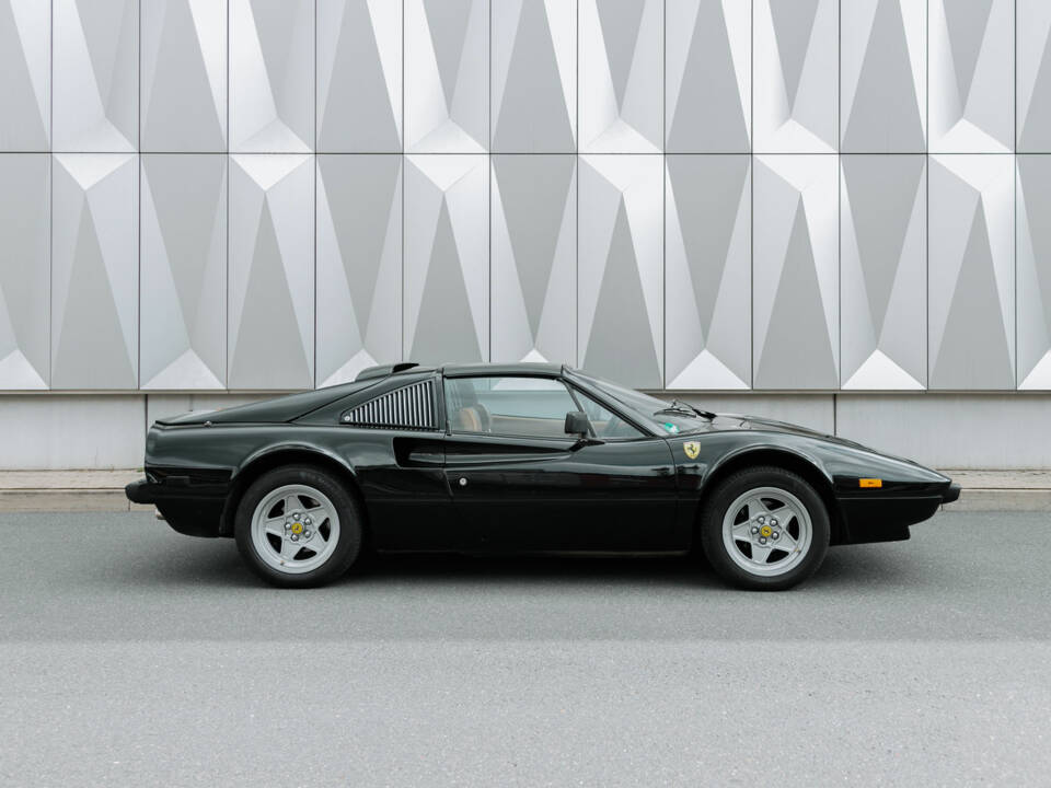 Bild 2/54 von Ferrari 308 GTSi Quattrovalvole (1985)