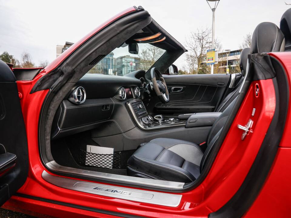Image 15/40 of Mercedes-Benz SLS AMG Roadster (2011)