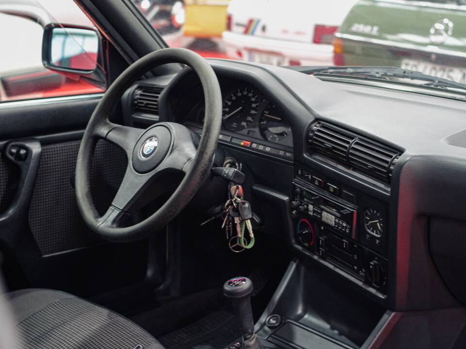 Image 6/38 of BMW 325i (1986)