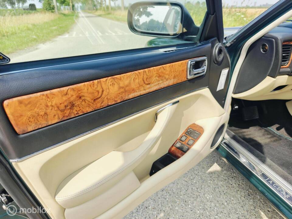 Image 21/50 of Jaguar XJR 4.0 Supercharged (1996)