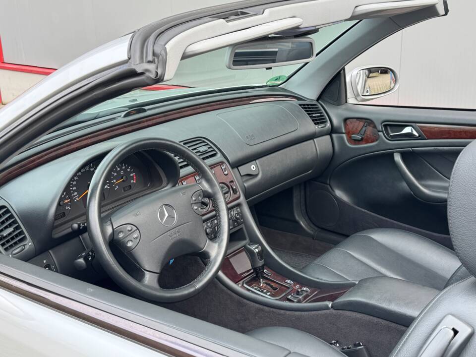 Image 30/50 of Mercedes-Benz CLK 230 Kompressor (2001)