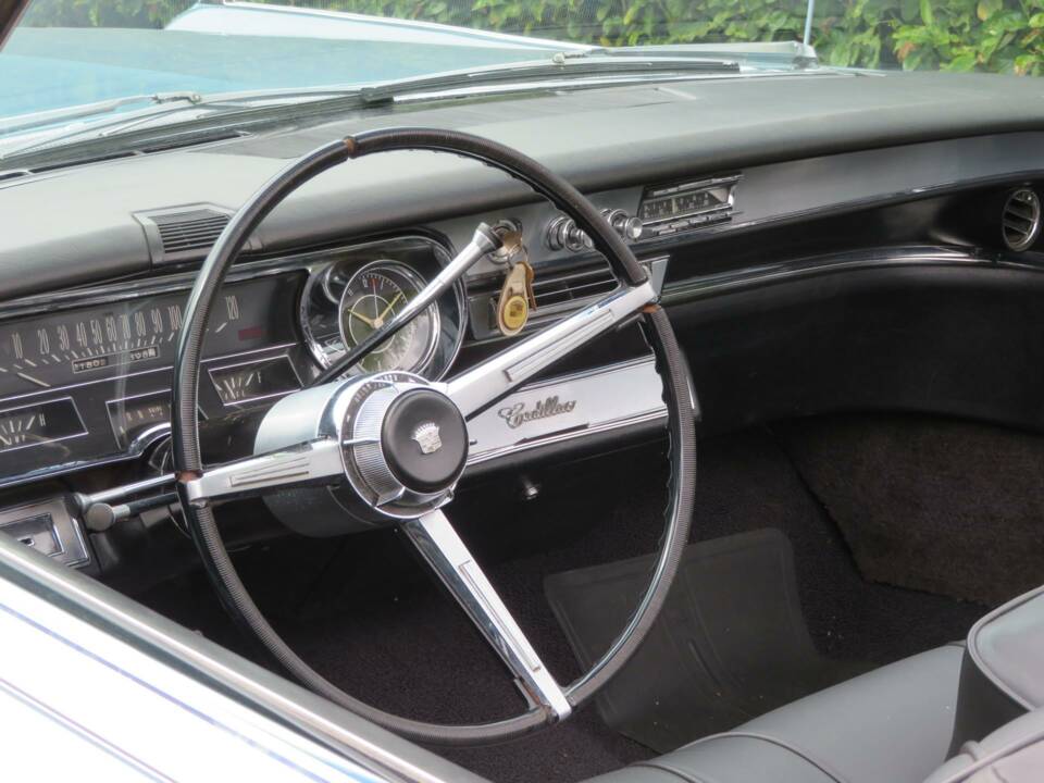 Image 12/18 of Cadillac DeVille Convertible (1965)