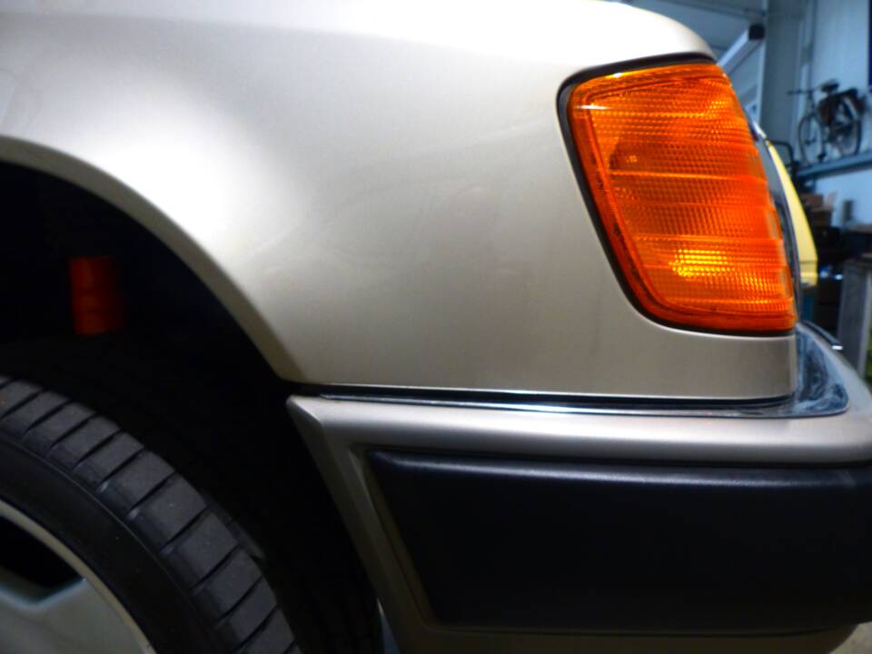 Immagine 65/73 di Mercedes-Benz 300 CE (1991)