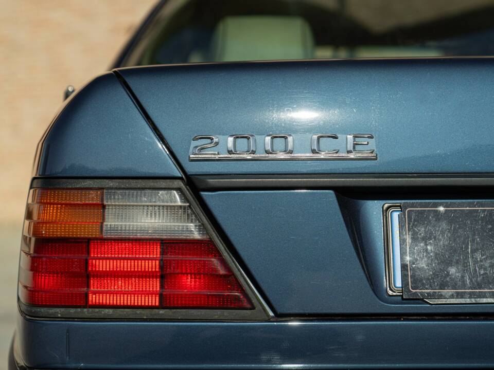 Afbeelding 19/50 van Mercedes-Benz 200 CE (1992)