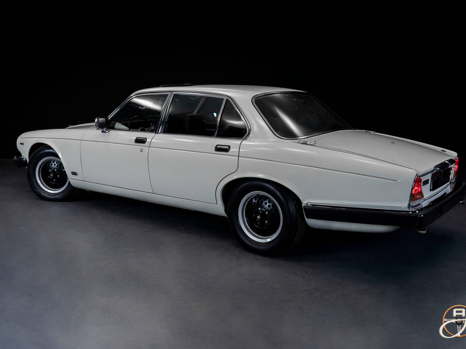 Image 3/22 of Jaguar XJ 12 (1986)