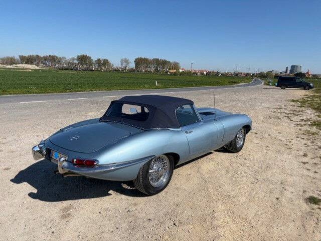 Image 4/6 de Jaguar E-Type (1968)