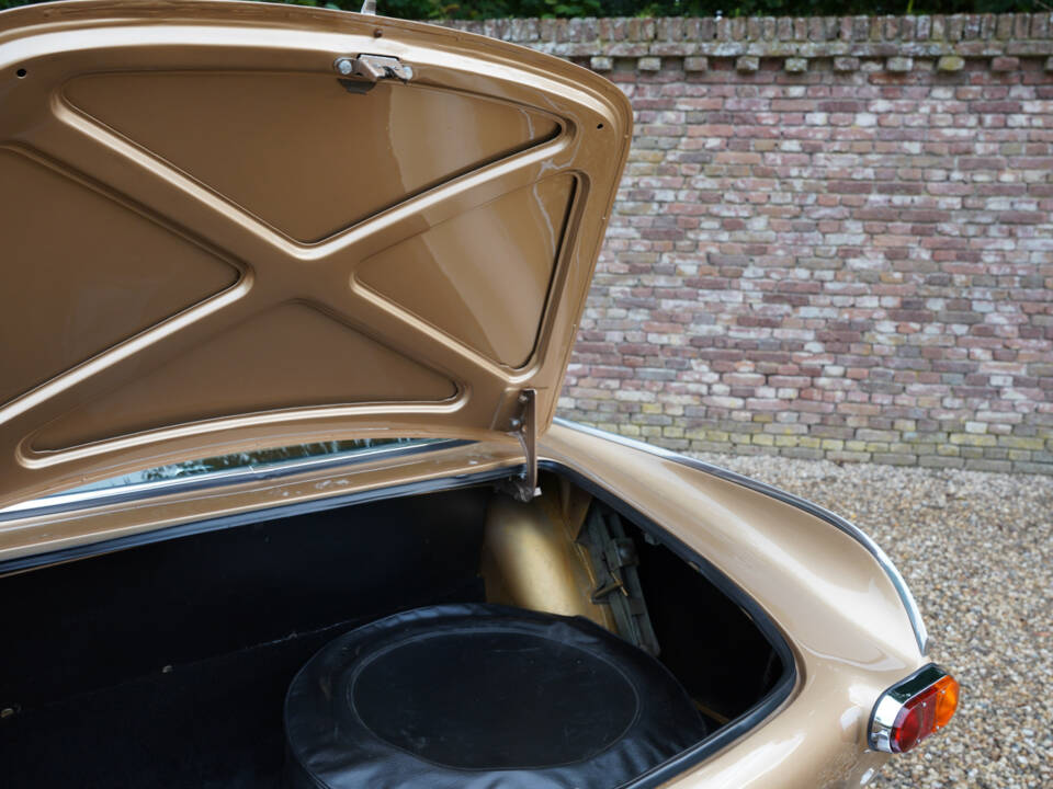 Image 22/50 of Volvo 1800 E (1972)