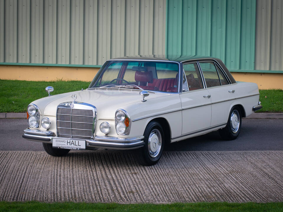 Image 2/34 de Mercedes-Benz 280 SE (1969)