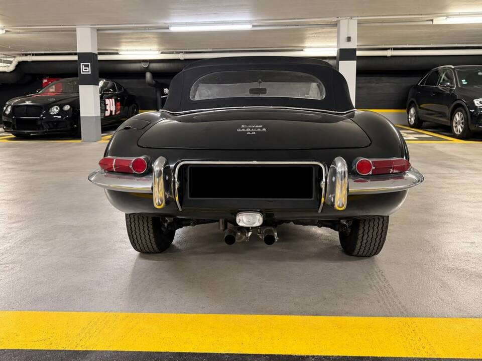 Image 7/8 de Jaguar E-Type (1968)