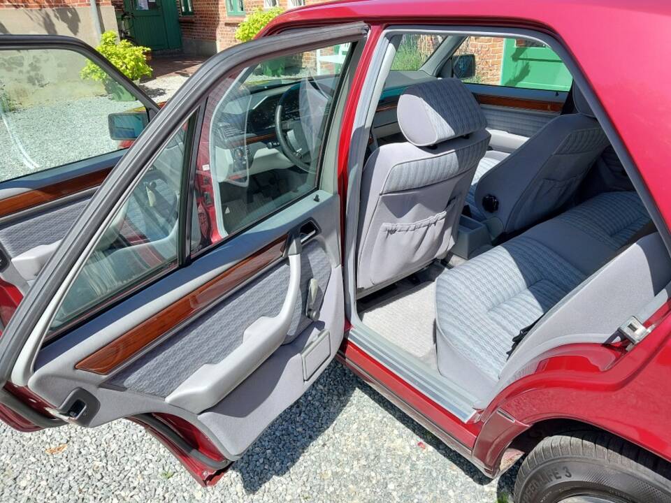 Image 11/15 of Mercedes-Benz 230 E (1990)