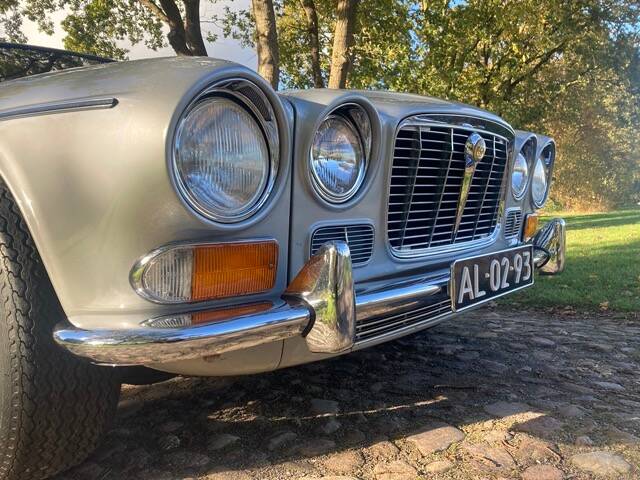 Image 17/60 of Jaguar XJ 6 4.2 (1972)