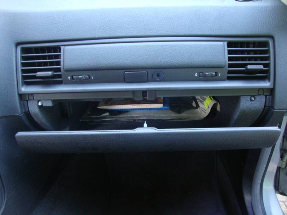 Afbeelding 24/39 van BMW 316i (1993)