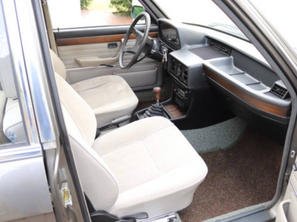 Bild 5/9 von BMW 528i (1979)