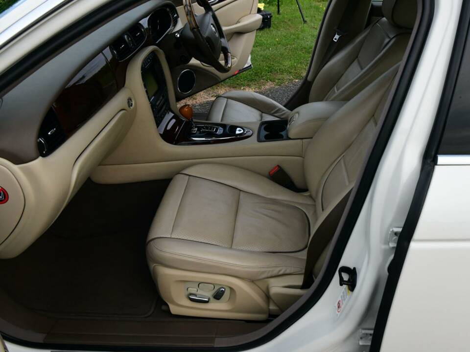 Image 35/50 of Jaguar XJ 8 4.2 (2008)