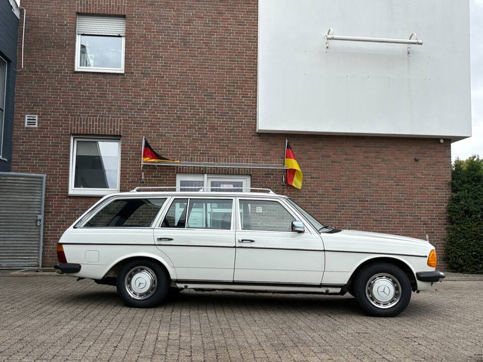 Image 5/66 of Mercedes-Benz 200 T (1984)