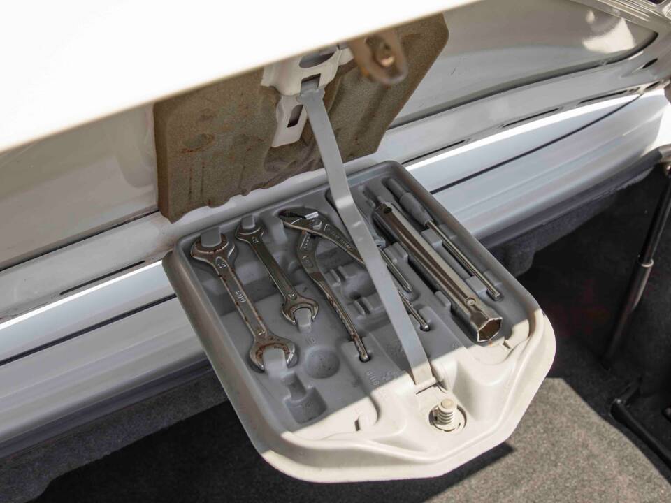 Image 64/70 of BMW 320i (1990)