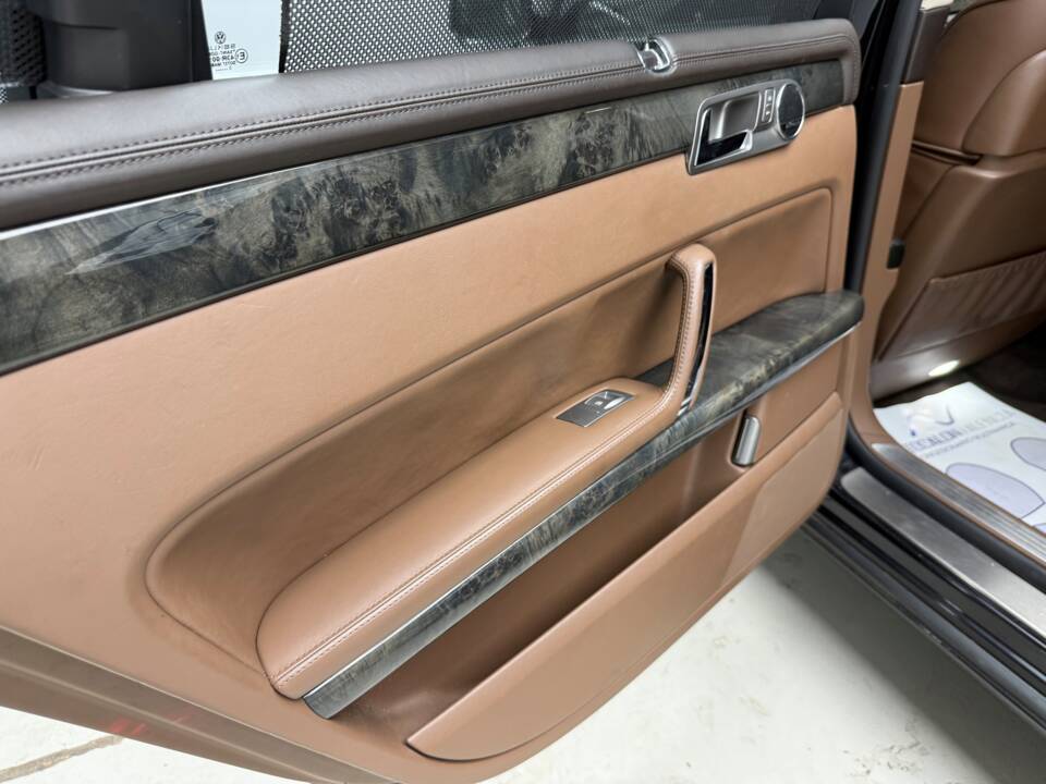 Image 19/25 of Volkswagen Phaeton 3.0 V6 TDI (2011)