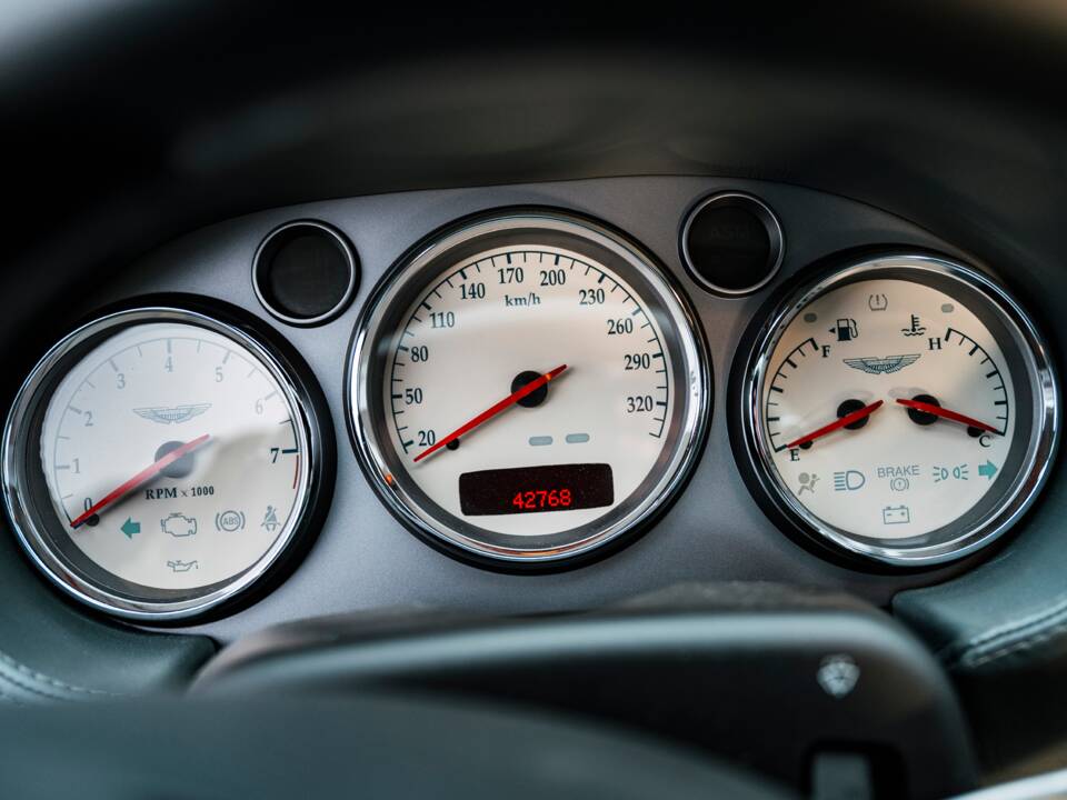 Image 12/23 of Aston Martin V12 Vanquish (2003)