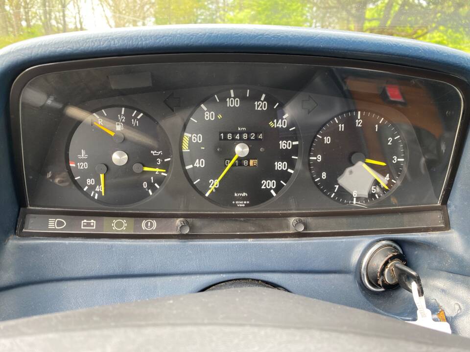 Image 34/49 of Mercedes-Benz 230 C (1980)