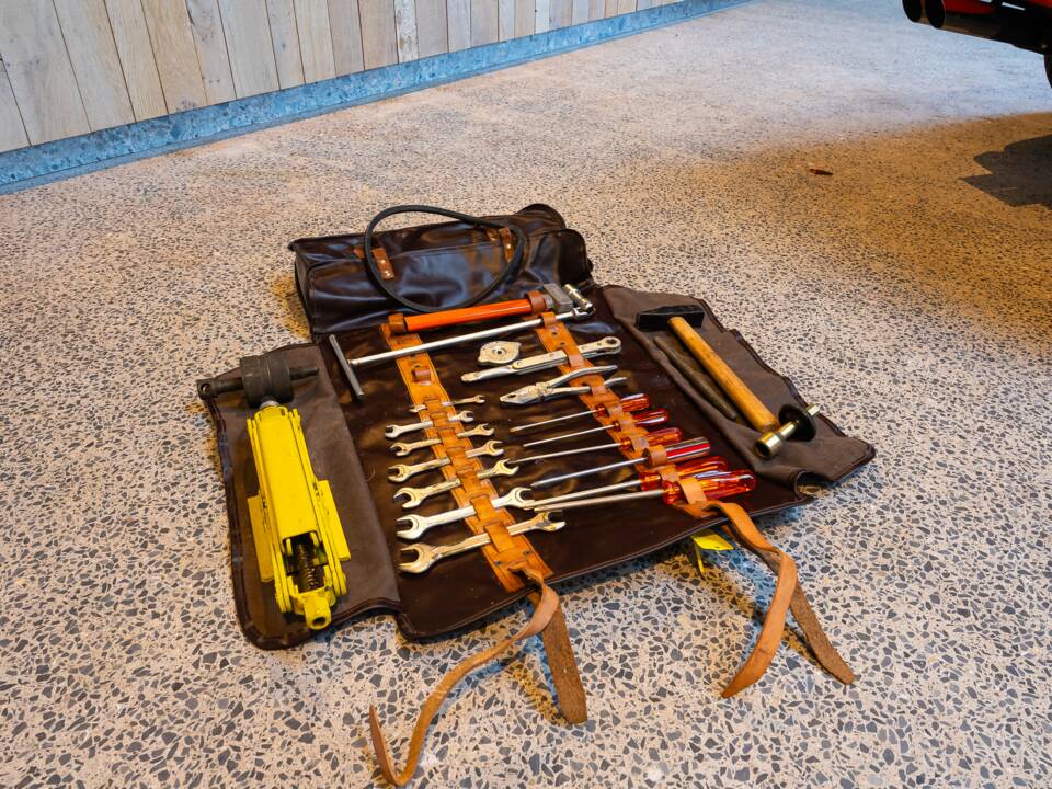 Image 56/74 of Ferrari 365 GTB/4 Daytona (1971)