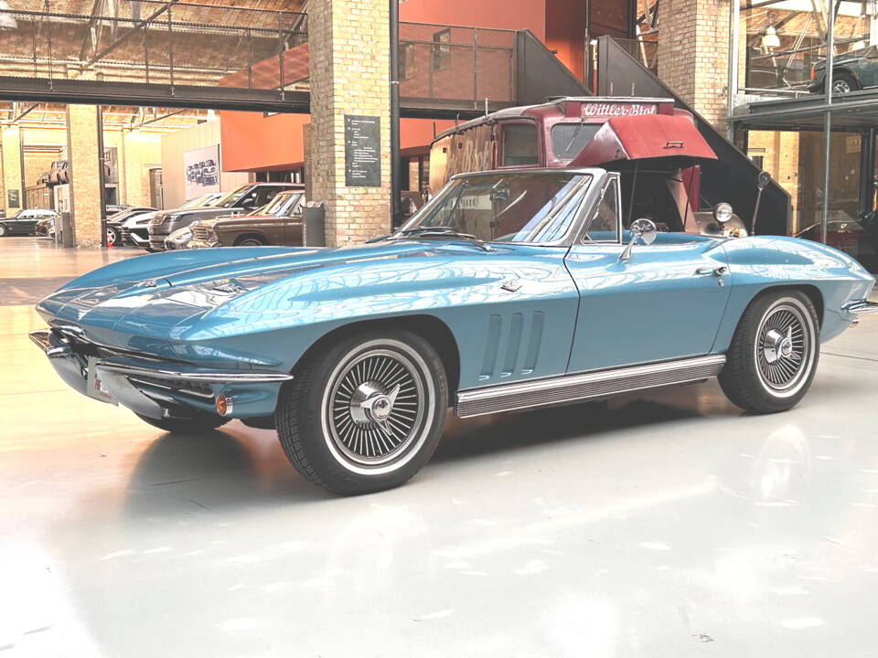 Immagine 17/41 di Chevrolet Corvette Sting Ray Convertible (1966)